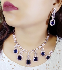 Élégant collier de diamants américains serti d'une forme de feuille pour les femmes, les mariages et les fêtes. - Product Image 1