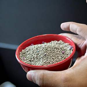 Arena para gatos de alto rendimiento ultra absorbente, poco polvo, neutralizante de olores y fácil de recoger - Product Image 1