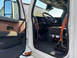 Camion semi-remorque 2021 Cascadia 126 Sleeper d'occasion avec titre propre - Cabine surélevée, moteur Detroit 455HP, boîte automatique Dt12 à 12 vitesses, livraison à domicile - Product Image 2