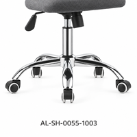 Chaise de bureau en maille à cadre blanc, appui-tête gris rembourré, siège réglable en hauteur, base à roulettes argentée pour espaces de travail modernes à domicile