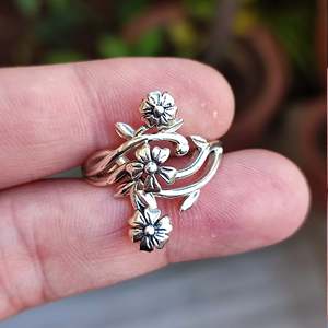 Bague de promesse florale faite à la main en argent sterling 925, bijou romantique en forme de fleur, cadeau pour son anniversaire ou son anniversaire de mariage - Product Image 6