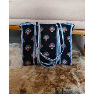 Sac fourre-tout promotionnel matelassé Fanfare Indigo de petite taille avec fermeture magnétique, en coton et coton recyclé, pour les voyages - Product Image 1