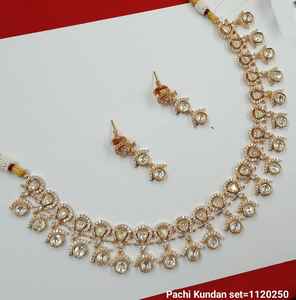 Ensemble de collier ras du cou en pierre d'or Kundan traditionnel et à la mode avec boucles d'oreilles assorties pour femmes - Product Image 2