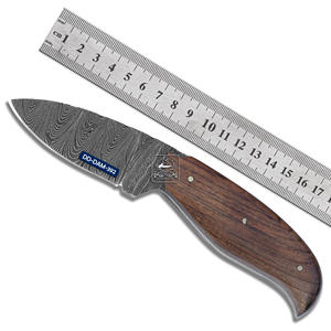 Cuchillo de caza hecho a mano personalizable, hoja de acero de Damasco con mango de madera de nogal exótico y Funda de cuero en relieve - Product Image 1