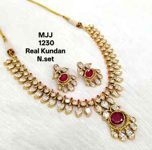 Ensemble de colliers Kundan de mariée exclusifs adaptés aux boutiques ethniques à la recherche de bijoux de haute qualité et de créateurs aux meilleures offres - Product Image 3