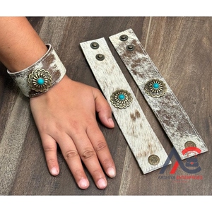 Brazalete de muñeca de cuero de vaca personalizado a la moda brazaletes con dos botones a presión ajustables muñequera de cuero genuino para Unisex - Product Image 1