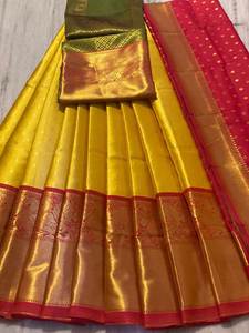 Dernière élégante mariée jaune Lehenga Choli en soie de Kanjiveram de style sud-indien avec un beau zari pur pour les fêtes - Product Image 4