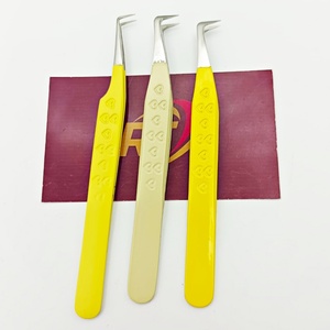 Venta al por mayor de acero inoxidable sostenible 90 grados Boot Volume Yellow Heart Grip Pinzas de pestañas para extensión de pestañas - Product Image 6