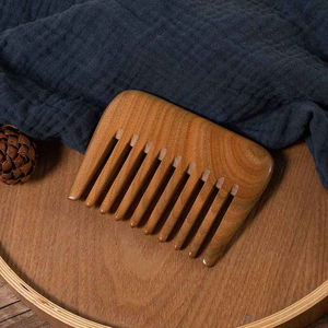 Peine de Madera de Dientes Anchos Antiestático, de Madera de Sándalo, Ajustable, Hecho a Mano, de Forma Rectangular, para Cabello Rizado, con Logotipo Personalizado - Product Image 3