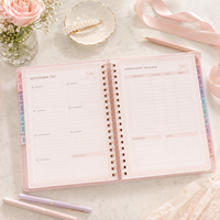 Agenda scolaire LABON personnalisé 2027 2028 avec nœud rose, format A5 B5, spirale, couverture rigide, onglets, autocollants, organisateur mensuel et hebdomadaire, designs OEM