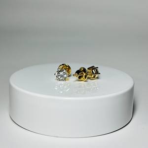 เพชรแล็บทรงบริลเลียนต์ 2.00 กะรัต ความสะอาดระดับ VS1 ได้รับการรับรองจาก GIA ตัวเรือนทองคำ 18k สีเหลือง สไตล์มินิมอล เหมาะสำหรับทั้งชายและหญิง ใช้สำหรับงานแต่งงาน งานหมั้น และงานเลี้ยง - Product Image 4