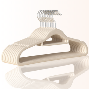 Perchas de Terciopelo Personalizadas Pavico de 42 cm, Antideslizantes, Resistentes al Viento, de Plástico para Adultos, Disponibles en Varios Colores para Tiendas Especializadas - Product Image 4