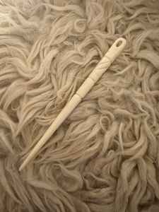 Aguja de hueso grabada 9 cm Ojo pequeño Encuadernación de aguja tallada a mano por Faizacraft - Product Image 2