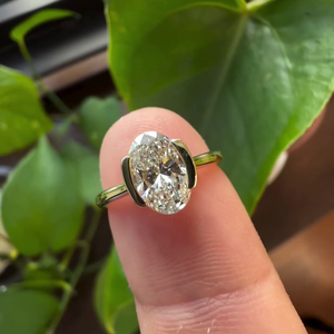 Bague de fiançailles ovale en diamant de laboratoire de 1,50 ct en or jaune, certifiée IGI, couleur D-E-F, clarté VVSVS, sertie clos - Product Image 3