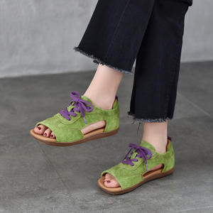 Chaussons d'intérieur en cuir souple pour femmes avec semelle intérieure rembourrée, confortables et décontractés, et claquettes classiques en cuir pour hommes - Product Image 2