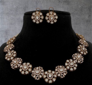 Conjunto de collar de diseñador con aspecto de piedras de moissanita chapadas en oro de la mejor calidad con pendientes para colección de ropa de boda para mujer - Product Image 3