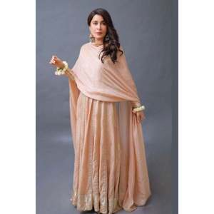 Vestido Taupe Kalidar hecho a mano con cintura imperio y silueta recta - Product Image 6
