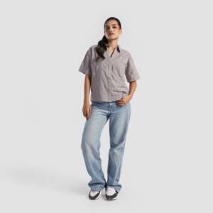 Chemise en popeline texturée GA-I décontractée grise pour le printemps/été – Élément de mode simple - Product Image 4