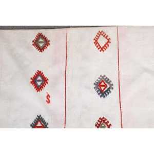 พรมวินเทจตุรกีขนาดเล็ก 1.5x3 ฟุต สีขาวลายดอกไม้สีแดง - Product Image 5