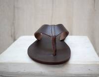 Tongs en cuir véritable faites à la main pour femmes, noires et marron, avec impression numérique, design moderne et plat, artisanat MS