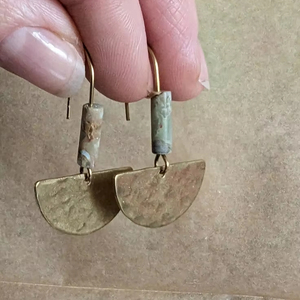 Longues boucles d'oreilles pendantes en laiton pour femmes avec texture et motifs d'inspiration tribale idéales pour les amateurs de bijoux de déclaration - Product Image 1