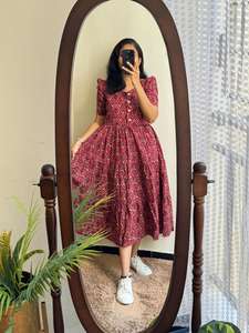 Robe maxi à motif tribal chic avec manches bouffantes, silhouette trapèze et couches à plusieurs niveaux parfaites pour les tenues d'été - Product Image 2