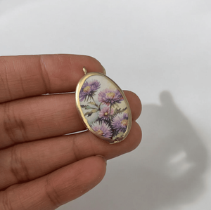 Composants de bijoux de pendentif en porcelaine froide de jardin de fleurs violettes sans chaîne - Product Image 1