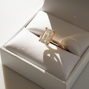 Anillo de compromiso de diamante Moissanitem de corte esmeralda de 2,03 quilates en oro sólido de 18 quilates, anillo clásico de corte escalonado para mujer - Product Image 4