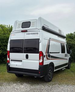 Autocaravana de Techo Alto 4X4 para Viajes con Interior Premium - Product Image 1