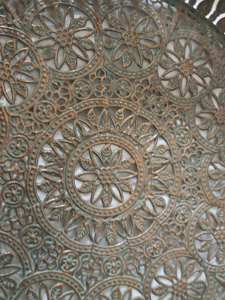 Plateau en aluminium de style marocain vintage parfait pour les décorations du Ramadan Eid Mubarak Plateau de table élégant Base stable de forme ronde - Product Image 3