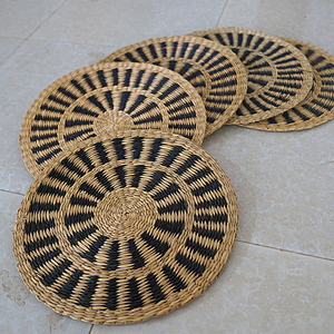 Assiettes de chargeur en jonc de mer écologiques de haute qualité Matériau naturel Plats classiques peints à la main Motif végétal Meilleur prix - Product Image 5