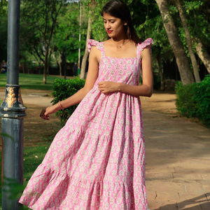 Haut design tendance imprimé floral en tissu froissé en coton rose à manches courtes pour femmes et filles - Product Image 1