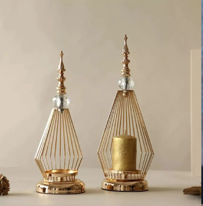 Ensemble de deux supports de cage à oiseaux en forme de dôme dorés avec des détails en maille complexes. Disponible aux prix de gros. - Product Image 4