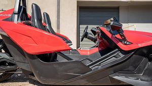 2020 SLING-SHOT SL Low Mileage Sound Engine AUTOMATIC Transmission <b>Panoramic</b> SUNroof LED lights Ready to Ship - Product Image 2