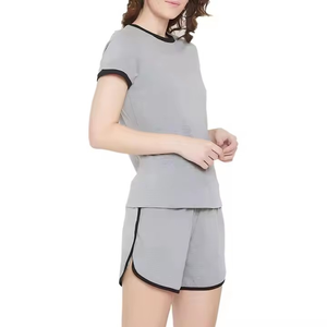 Ensemble de sweat-shirt court de sport avec logo personnalisé pour femmes Sweat à capuche et short de haute qualité - Product Image 4