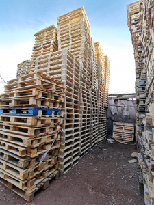 Achetez des palettes en bois de qualité supérieure conformes aux normes européennes, certifiées EPAL, pour la logistique et le stockage en entrepôt, construction robuste, en vente. - Product Image 2