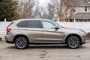 BMW X5 xDrive35i del 2017 <span class=keywords><strong>Usata</strong></span> in Ottime Condizioni, Motore Turbo a 6 Cilindri, Colore Atlas Cedar Metallic, Interni Mocha, Pacchetto Clima Freddo - Product Image 2