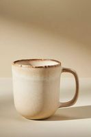 Taza de cerámica brillante con patrón en relieve y borde refinado, ideal para bebidas de desayuno o exhibición de estantes