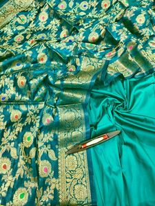 Saris en soie de brocart sur mesure fabriqués à partir de tissus en soie pure 100% avec des bordures zari dorées idéales pour la revente par les magasins de vêtements - Product Image 2