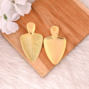 Vente en gros de 25 paires de boucles d'oreilles à clous en laiton plaqué or, élégantes et tendance, pour femmes, mariages, fêtes, anniversaires et cadeaux - Product Image 4