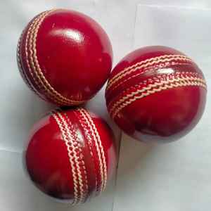 Pelota de cricket cosida a mano de alta calidad profesional, duradera, de cuero duro de alta densidad, logotipo de Color personalizado para práctica de partidos - Product Image 3