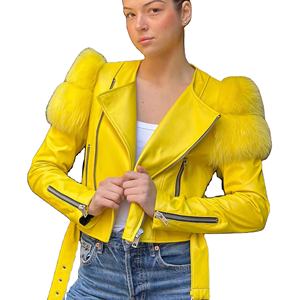 Chaqueta de cuero genuino de oveja para mujer, estilo motero urbano, con cremalleras, corte corto y ribete de piel de zorro - Product Image 1