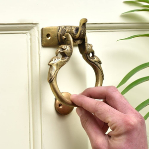 Aldaba de puerta de diseño antiguo de latón acabado mate Metal latón puerta maciza hogar decorativo al aire libre aldaba ventana puerta montada - Product Image 6