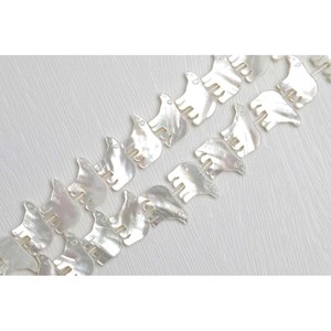 Chaîne de perles en forme d'ours polaire sculpté en coquille - Product Image 4