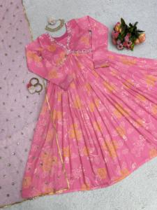 Vente en gros de robe de créateur de couleur Signature en fausse Georgette de qualité supérieure avec doublure intérieure raffinée et détails en dentelle exquise - Product Image 6