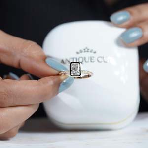 Bague de fiançailles gravée à la main avec diamant taille radiant serti clos et halo caché, certifiée IGI - Product Image 6