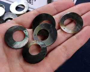 Conchas de Nácar Natural al por Mayor, Pulimentadas, Estilo Cruzado, Ecológicas, Blancas, Amarillas y Negras - Product Image 3