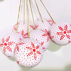 Boules de Noël en papier mâché fantaisistes avec de minuscules portraits de bonhommes de neige et des accents chatoyants pour des ornements d'arbre de vacances ludiques - Product Image 3