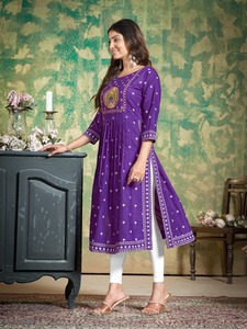 ชุดพิมพ์ลาย kurti พร้อมงานปักที่ซับซ้อนสำหรับผู้หญิงสวมใส่สบายๆและปกติในสีที่ต่างกันขายดี - Product Image 3