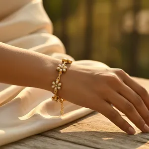 Bracelet élégant pour femme plaqué or avec perles d'imitation florales, ensemble de bijoux romantiques, style mariage - Product Image 2